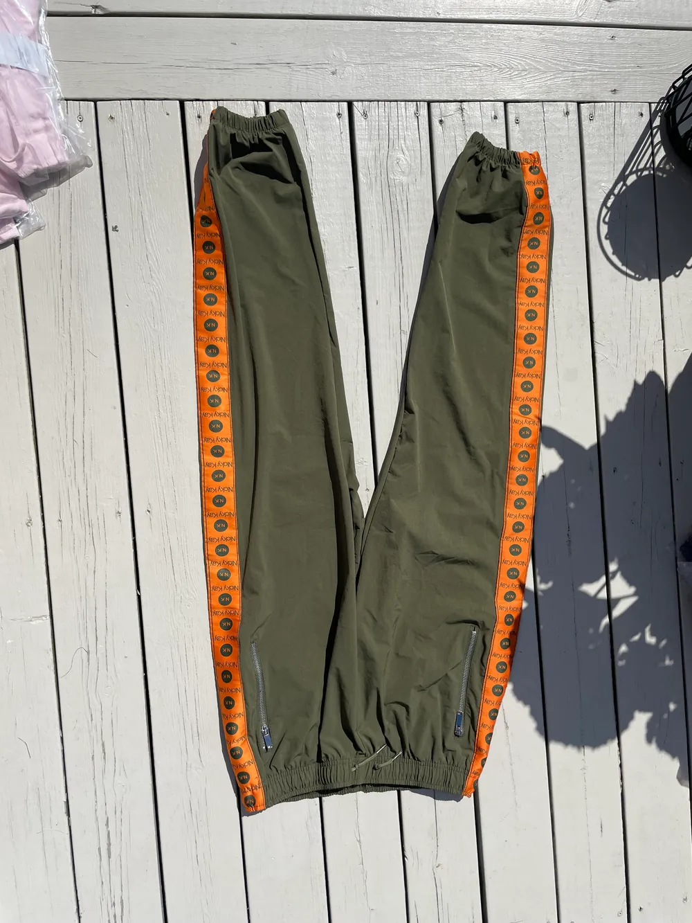 Tights, olivengrønn med oransje bånd