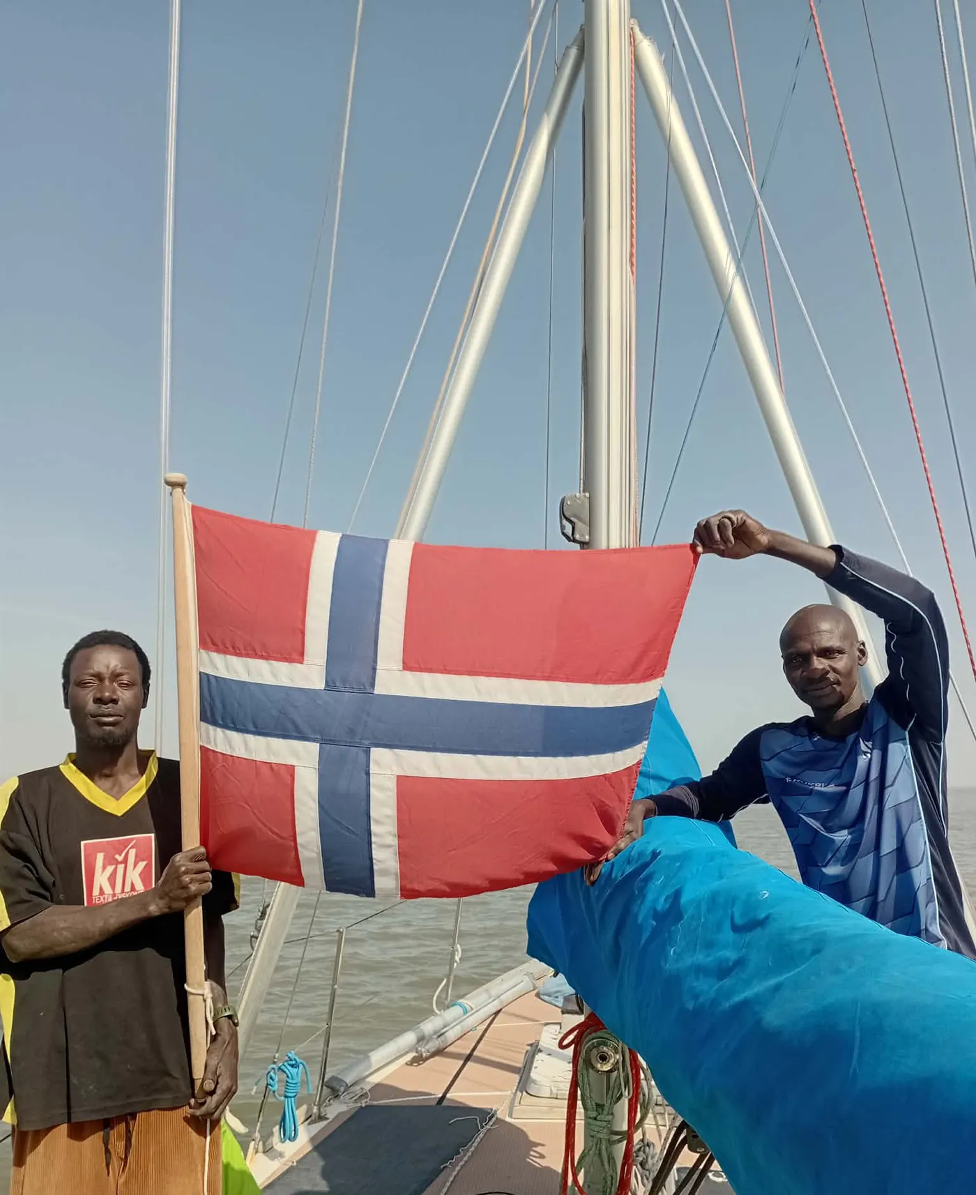 Seilbåten Odin med norsk flagg, fullastet med donerte gaver